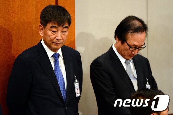 본문 이미지 - 박근혜 대통령의 3차 대국민담화 발표가 예정된 29일 오후 청와대 춘추관에서 최재경 민정수석과 허원제 정무수석이 굳은표정으로 담화 발표를 기다리고 있다.2016.11.29/뉴스1 ⓒ News1 이광호 기자