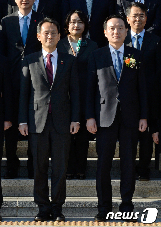 (과천=뉴스1) 박세연 기자 = 김현웅 법무부 장관(오른쪽)이 29일 오후 경기도 과천 법무부에서 이임식을 마친 후 장관 대행을 맡게 된 이창재 차관과 기념촬영을 하고 있다. 20 …