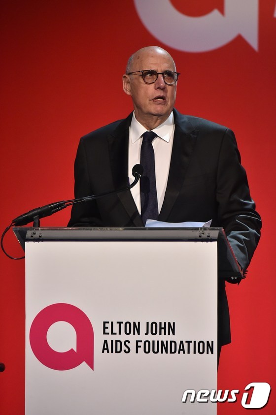 (뉴욕 AFP=뉴스1) 우동명 기자 = 배우 제프리 탬버가 2일 (현지시간) 뉴욕 시프리아니 월 스트리트에서 열린 15회 엘튼 존 에이즈재단의 영원한 희망 모금회에서 인사말을 하고 …