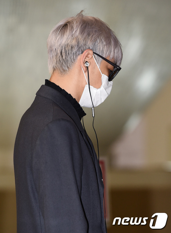 (김포공항=뉴스1스타) 고아라 기자 = 빅뱅 탑이 3일 오전 해외 일정차 김포국제공항을 통해 일본으로 출국하고 있다.