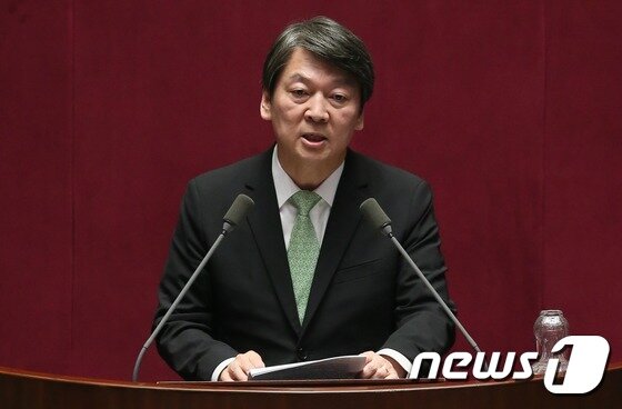 본문 이미지 - 안철수 국민의당 전 상임공동대표가 3일 국회 본회의장에서 자유발언을 하고 있다.  2016.11.3/뉴스1 ⓒ News1 송원영 기자
