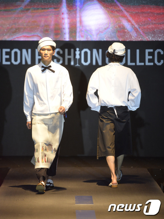 (대전ㆍ충남=뉴스1) 주기철 기자 = 3일 오후 대전 유성구 ICC호텔에서 열린 ‘2016 대전 패션컬렉션(DFC)’을 앞두고 모델들이 최종 리허설을 하고 있다. 대전시가 주최하는 …