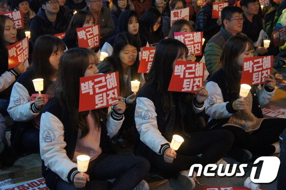 본문 이미지 - 3일 오후 6시30분 청주 성안길에서 열린 &#39;국정농단 박근혜 퇴진 청주 시국 촛불 집회에는 여학생들의 모습도 눈에 띄었다. ⓒ News1 / 남궁형진 기자