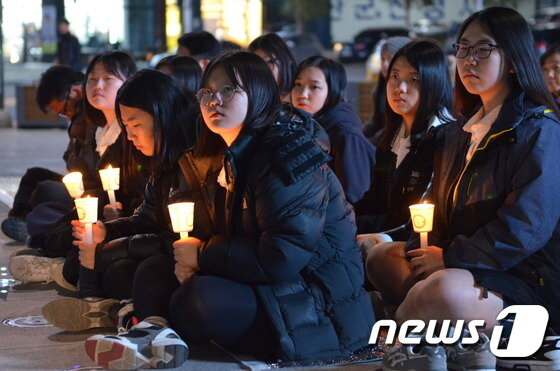 본문 이미지 - 3일 오후 8시 충남 예산군 예산읍 예산우체국 앞 광장에서 시민들과 시민단체회원들이 최순실 국정농단 의혹 진상규명과 대통령의 하야를 촉구하는 촛불집회를 열고 있다. ⓒ News1 박현석 기자