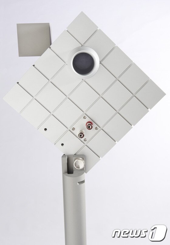 본문 이미지 - 'HORIZONTAL AND VERTICAL', Duralumin(6061), Stainless steel titanium, Artificial acrylic, 59.5 x 52.5 x 134.5㎝, 150㎏(pair), 2016 (더페이지갤러리 제공) ⓒ News1