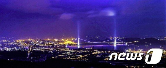 본문 이미지 - 구봉산 전망대에서 바라본 광양만 야경(광양시 제공)
