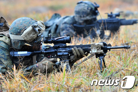 (포항=뉴스1) 최창호 기자 = 미 해병대 한국 전지훈련KMEP(Korea Marine Exercise Program)에 참가한 한·미 해병대원들이 30일 경북 포항시 남구 장기면 …