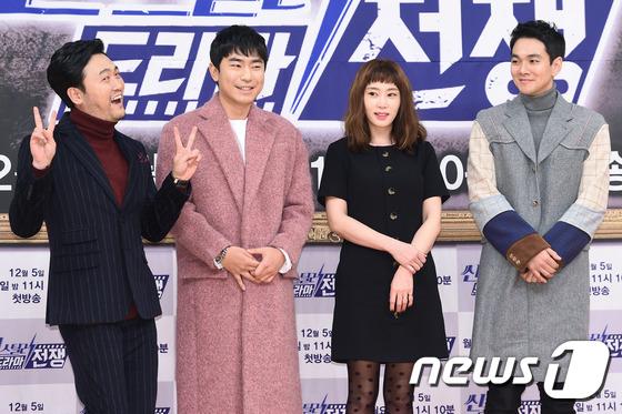 (서울=뉴스1스타) 고아라 기자 = 배우 이준혁, 이시언, 강예원, 이규한(왼쪽부터)이 30일 오후 서울 목동 SBS신사옥에서 열린 ‘씬스틸러-드라마전쟁’(연출 황인영) 제작발표회 …