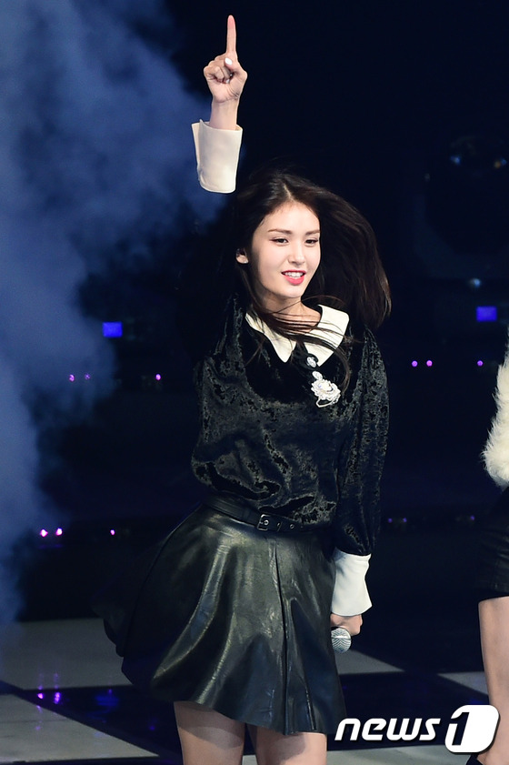 (서울=뉴스1스타) 권현진 기자 = 아이오아이(I.O.I) 전소미가 30일 오후 서울 잠실실내체육관에서 열린 ‘MBN 히어로 콘서트’에 출연해 화려한 공연을 펼치고 있다.