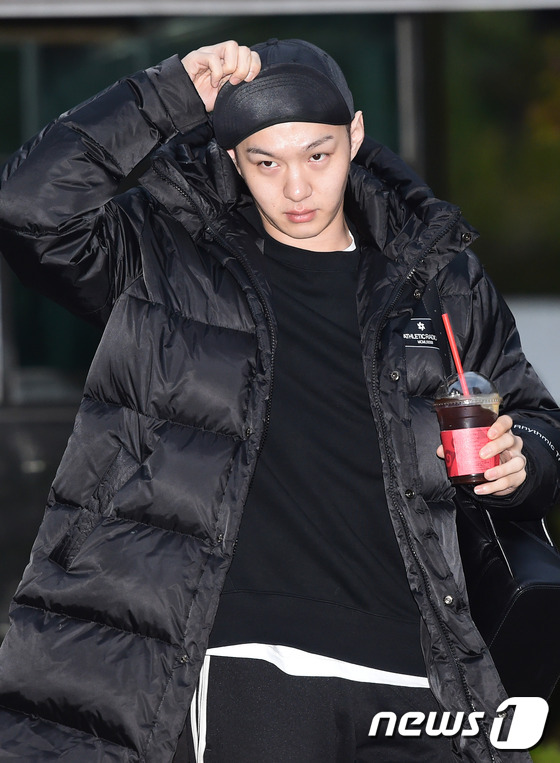 (서울=뉴스1스타) 권현진 기자 = 비투비 이창섭이 4일 오전 서울 여의도 KBS 신관 공개홀에서 열린 KBS2 '뮤직뱅크'(뮤뱅) 리허설을 하기 위해 들어서며 인사를 하고 있다. …