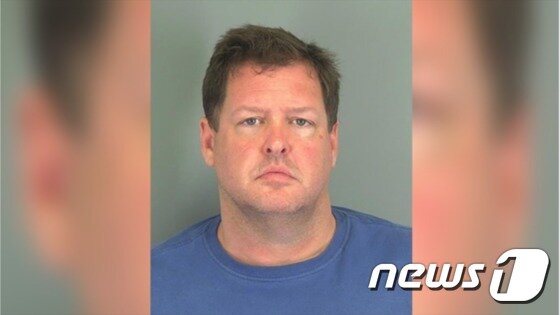 본문 이미지 - 미국 사우스캐롤라이나 주에서 한 30대 여성을 2달 동안 철제 컨테이너 안에 쇠사슬로 묶어 감금한 혐의를 받고 있는 용의자 토드 콜렙(45). (출처 : 스파턴버그 카운티 보안관실) ⓒ News1