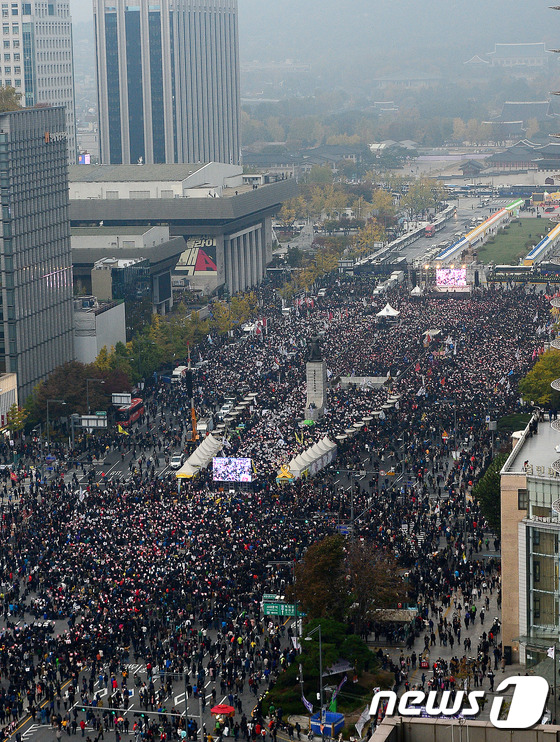 박근혜 대통령 퇴진 촉구하며 광화문광장에 모인 시민들