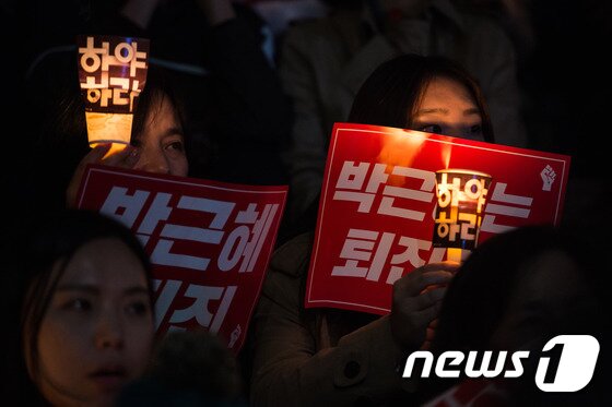 본문 이미지 - 5일 서울 광화문광장에서 열린 '모이자! 분노하자! #내려와라 박근혜 2차 범국민행동' 집회에 참석한 시민들이 촛불을 들고 박 대통령의 퇴진을 촉구하고 있다. 2016.11.5/뉴스1 ⓒ News1 유승관 기자