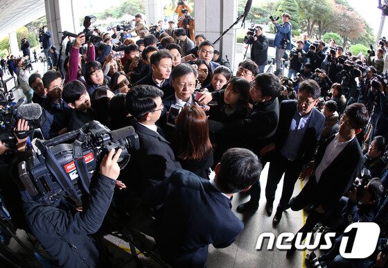 본문 이미지 - 우병우 전 청와대 민정수석이 지난 6일 서울 서초동 서울중앙지검에서 피의자 신분으로 출석해 취재진들의 질문에 답하는 모습. ⓒ News1