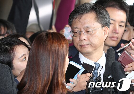 본문 이미지 - 횡령과 직권남용 혐의로 지난해 검찰에 소환돼 질문한 기자를 응시하는 우병우 전 청와대 민정수석. 일명 '레이저 눈빛' 논란을 불러일으킨 그 장면이다. 2016.11.6/뉴스1 ⓒ News1 최현규 기자