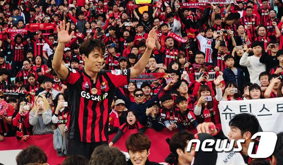 본문 이미지 - 6일 오후 전북 전주시 월드컵경기장에서 열린 2016 프로축구 K리그 클래식 마지막 경기 전북 현대와 FC 서울의 경기에서 승리해 우승을 차지한 FC서울 박주영이 광고판 위에 올라가 손을 흔들고 있다.2016.11.6/뉴스1 ⓒ News1 문요한 기자