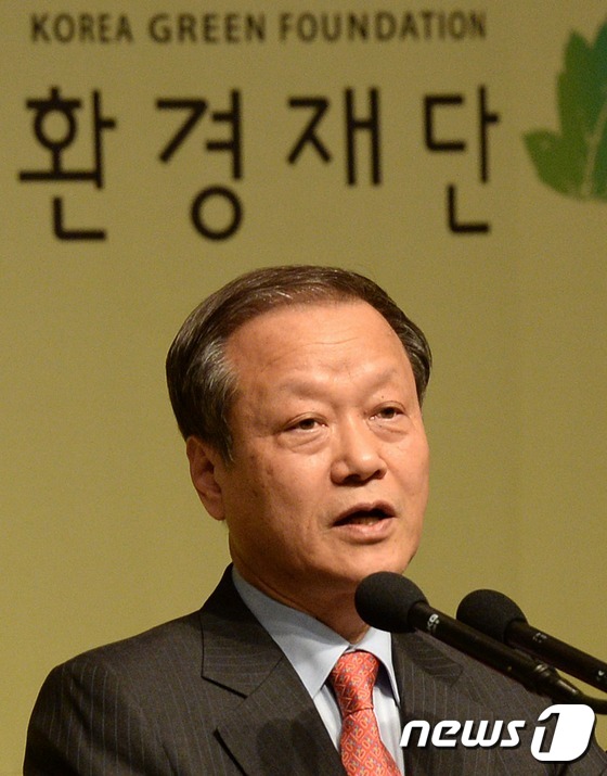 (서울=뉴스1) 오대일 기자 = 7일 서울 중구 프레스센터에서 열린 환경재단-신성솔라에너지 주최 '썬남썬녀(SUN男 SUN女)' 태양광 선언 출범식에서 최열 환경재단 대표가 인사말 …
