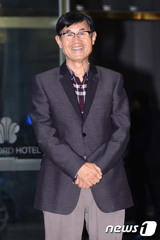 (서울=뉴스1스타) 고아라 기자 = 이병훈 감독이 7일 오후 서울 상암동 스탠포드호텔에서 열린 MBC 주말드라마 '옥중화' 종방연에 참석해 환한 미소로 인사를 전하고 있다.