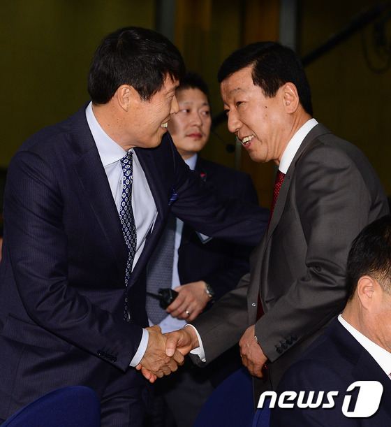 (서울=뉴스1) 임세영 기자 = 8일 오후 서울 서대문구 홍은동 그랜드힐튼호텔 컨벤션센터에서 열린 '2016 현대오일뱅크 K리그 시상식'에서 차범근 2017 FIFA U-20 월드 …