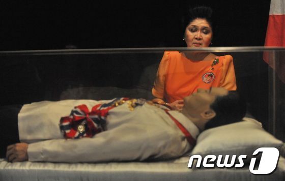 본문 이미지 - 2016년 하와이 호놀룰루에 안치됐던 마르코스 전 필리핀  대통령의 시신이 필리핀으로 반환됐다.ⓒ 로이터=뉴스1 ⓒ News1 원태성 기자