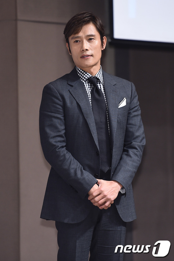 (서울=뉴스1스타) 고아라 기자 = 배우 이병헌이 8일 오후 서울 중구 프레스센터 국제회의장에서 열린 ‘제36회 한국영화평곤라협회상’(이하 제36회 영평상)에서 영화 '내부자들'로 …