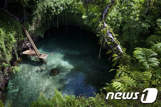 본문 이미지 - 천연 수영장인 토 수아 오션 트렌치.(이미지제공=사모아 관광청)ⓒ News1