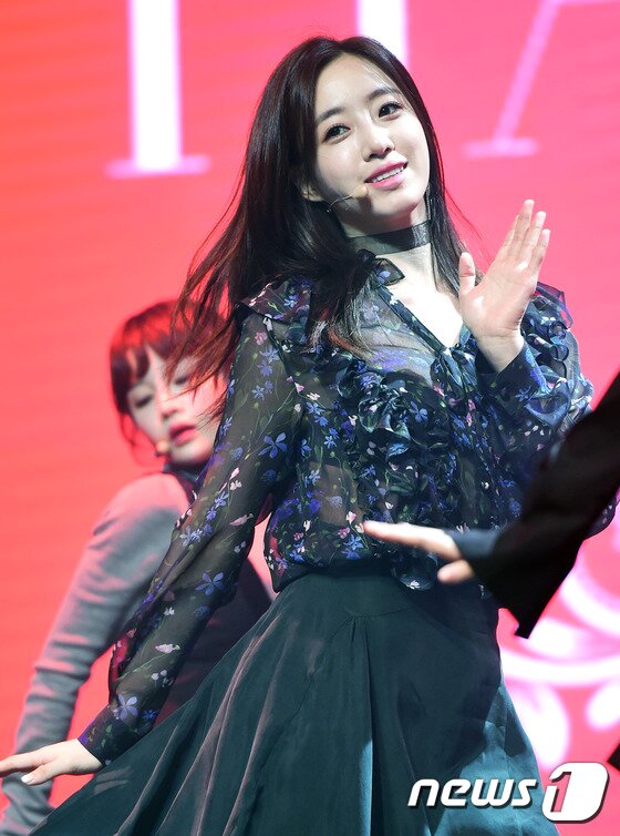 본문 이미지 - 티아라 은정이 9일 오후 서울 한남동 블루스퀘어에서 열린 12번째 미니앨범 ‘리멤버(REMEMBER)\' 쇼케이스에 출연해 신곡을 선보이고 있다. ⓒ News1star/ 권현진 기자