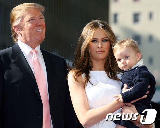 본문 이미지 - 미국 부동산 재벌 겸 방송인 도널드 트럼프(왼쪽)가 2007년 1월 16일 할리우드'명예의 거리' 입성식에서 자신의 소개말을 부인 멜라니아, 3남이자 막내인 배런과 함께 듣고 있다. 트럼프는 8일 치러진 대선에서 미국의 제45대 대통령으로 당선됐다. ⓒ AFP=뉴스1 ⓒ News1 최종일 기자