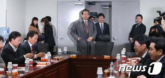 본문 이미지 - 김무성 새누리당 전 대표, 유승민 의원이 1일 서울 여의도 국회 의원회관에서 열린 비상시국위원회에 참석하고 있다. 2016.12.1/뉴스1 ⓒ News1 허경 기자