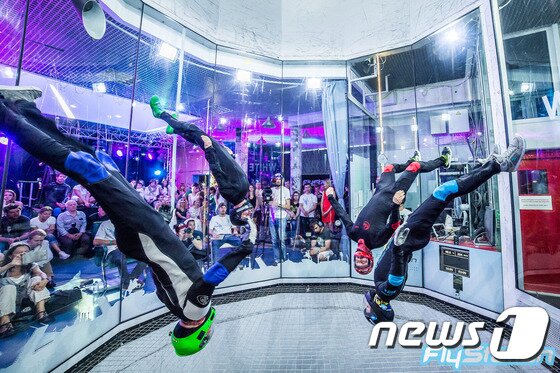 본문 이미지 - 실내스카이다이빙을 즐기는 모습.(용인시 제공)ⓒ News1