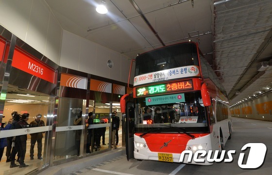 (서울=뉴스1) 오대일 기자 = 국내 최초 지하 터미널 형식 버스정류장인 '잠실광역환승센터' 개통식이 열린 1일 서울 송파구 송파대로 지하에 조성된 잠실광역환승센터에서 내빈 및 참 …