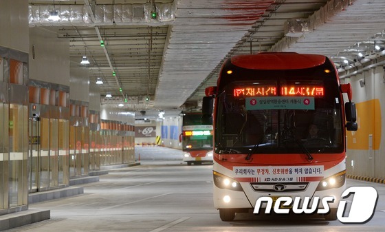 (서울=뉴스1) 오대일 기자 = 국내 최초 지하 터미널 형식 버스정류장인 '잠실광역환승센터' 개통식이 열린 1일 서울 송파구 송파대로 지하에 조성된 잠실광역환승센터에서 내빈 및 참 …