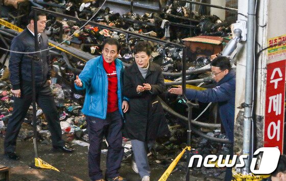 본문 이미지 - 박근혜 대통령이 1일 오후 큰 불이나 잿더미로 변한 대구 중구 서문시장을 방문해 김영오 상인연합회 회장과 함께 화재 현장을 둘러보고 있다.2016.12.1/뉴스1 ⓒ News1 이종현 기자