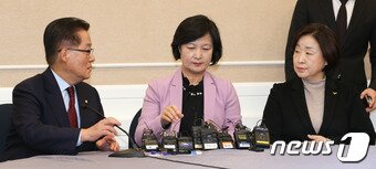 본문 이미지 - 야3당 대표가 1일 오후 서울 여의도 국회에서 박근혜 대통령 탄핵안 일정 등을 논의하는 회담에서 대화를 나누고 있다.  2016.12.1/뉴스1 ⓒ News1 허경 기자