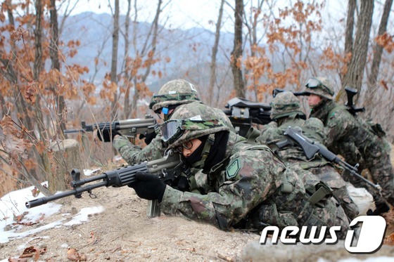 (화천=뉴스1) 홍성우 기자 = 1일 오전 강원 화천군의 작전 지역내 사격장에서 실시된 거점방어전투사격 훈련에서 육군27사단 병사들이 사격자세를 취하고 있다.(27사단제공)2016 …
