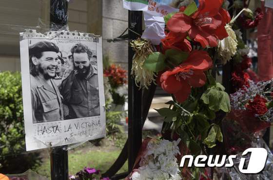 본문 이미지 - 29일(현지시간) 아르헨티나 부에노스아이레스에 있는 쿠바 대사관 앞에 피델 카스트로 전 쿠바 국가평의회 의장과 에르네스토 체 게바라가 대화를 나누는 사진이 붙어 있다. ⓒ AFP=뉴스1