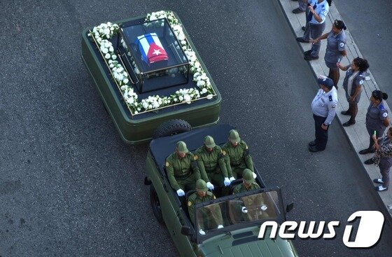 본문 이미지 - 피델 카스트로 전 쿠바 국가평의회 의장의 유해가 담긴 상자를 트레일러 뒤에 단 군용 지프 차량이 쿠바 전역을 도는 나흘 간의 여행을 30일(현지시간) 시작했다 ⓒ AFP=뉴스1
