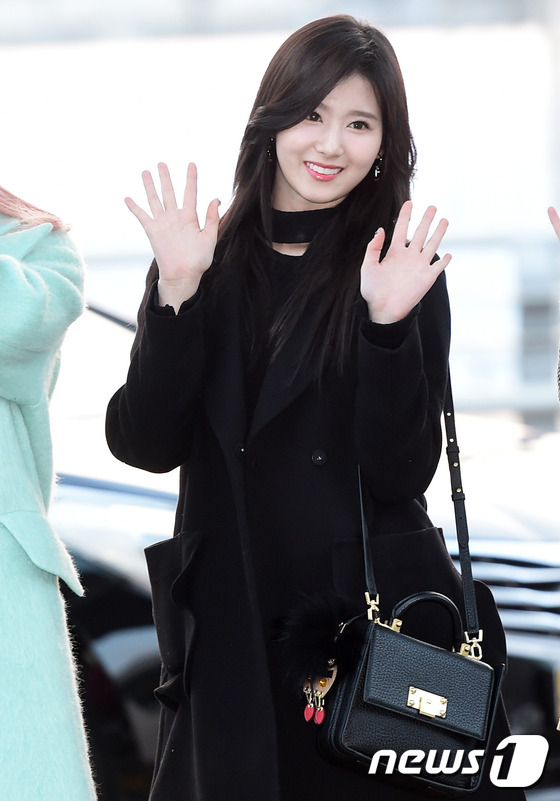 (인천공항=뉴스1스타) 권현진 기자 = 트와이스(TWICE) 사나가 1일 오전 ‘2016 엠넷 아시안 뮤직 어워즈(2016 Mnet Asian Music Awards / 이하 20 …