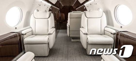 본문 이미지 - LG전자가 새 전용기로 도입한 미국 걸프스트림사의 'G650'기종. ⓒ News1