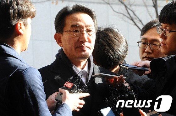 본문 이미지 - 해운대 엘시티(LCT) 비리 연루 의혹을 받는 현기환 전 청와대 정무수석이 1일 부산지법에서 열린 구속 전 피의자심문(영장실질심사)에서 알선수재, 뇌물수수, 정치자금법 위반 등의 혐의가 인정돼 구속됐다. 이 사진은 지난달 29일 검찰 소환 모습. 2016.12.1/뉴스1 ⓒ News1 여주연 기자