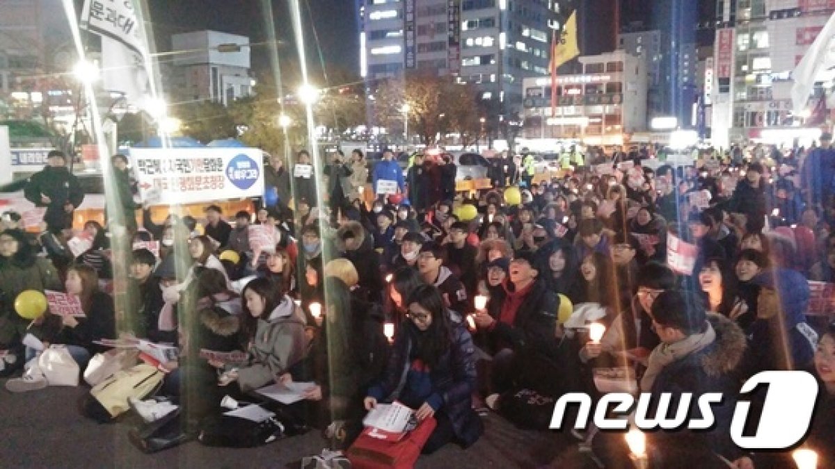 인천시민 촛불문화제에 참여한 시민들이 박근혜 대통령의 즉각 퇴진을 요구하며 구호를 외치고 있다. 2016.12.1 © News1 주영민 기자