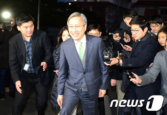 밝은 미소 지으며 헌법재판소 들어서는 강일원 재판관