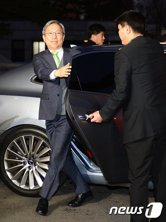 차량에서 내리는 강일원 헌법재판관