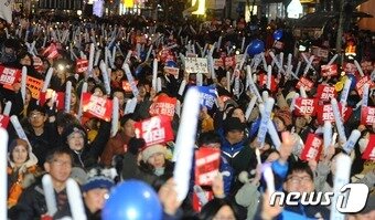 본문 이미지 - 박근혜 대통령의 탄핵소추안이 가결된 첫 주말 촛불집회가 열린 지난해 12월10일 오후 부산 진구 서면 중앙대로에서 시민들이 '박근혜 구속' 구호를 외치고 있다. 2016.12.10/뉴스1 ⓒ News1 여주연 기자