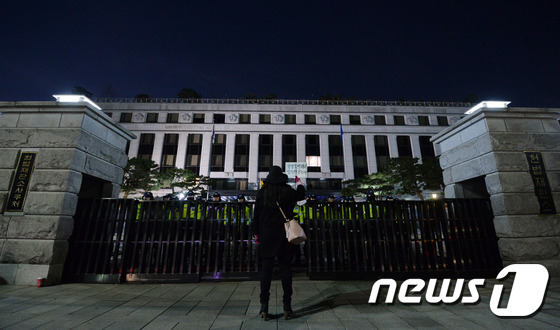 \'대통령 탄핵\' 헌법재판소 앞 1인 시위