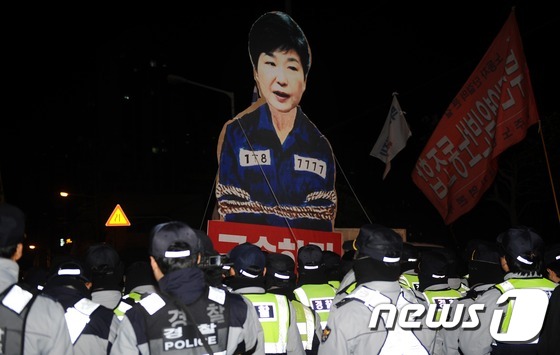 경찰에 둘러싸인 박근혜대통령 풍자 모형
