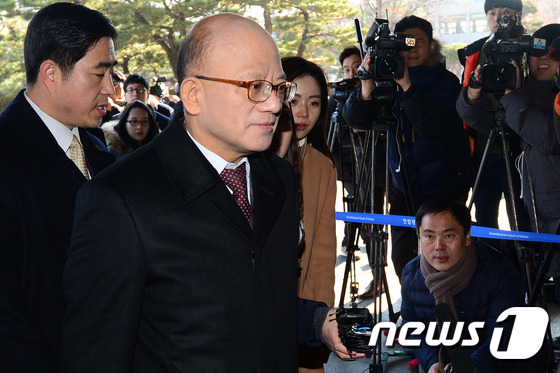 취재진들의 질문 받으며 출근하는 박한철 헌법재판소장