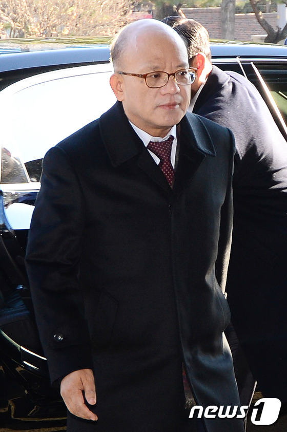 탄핵심판 준비로 주말에도 출근하는 박한철 헌법재판소장