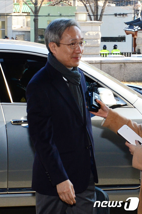 출근길 나서는 강일원 헌법재판관
