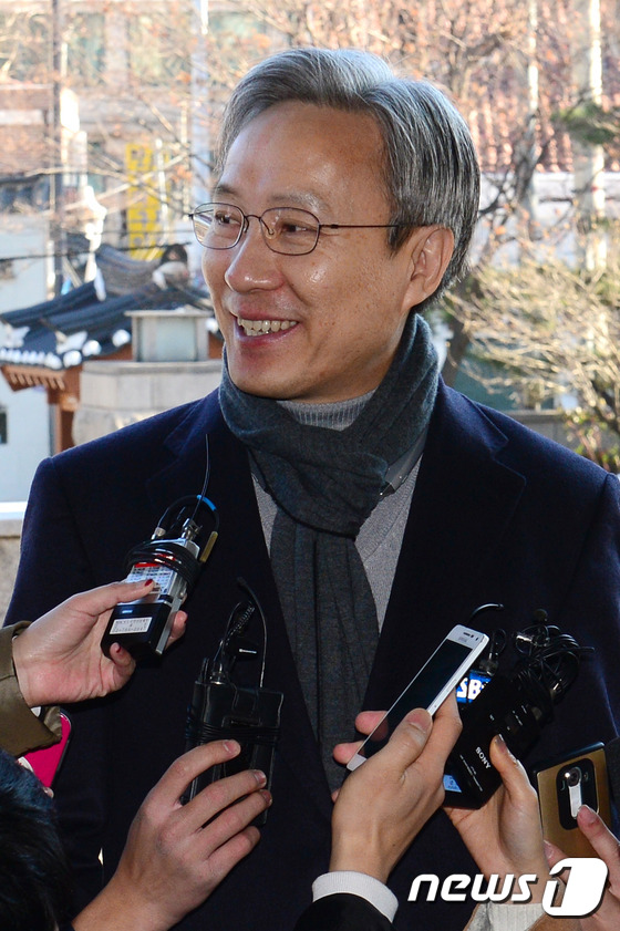 미소짓는 강일원 헌법재판관